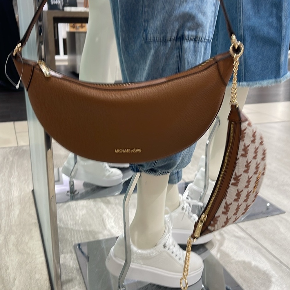 MICHAEL KORS Hollis Medium 2-in-1 Pebbled Leather and Logo Jacquard Shoulder Bag - Picture 7 of 16